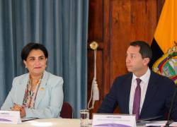 La ministra de Relaciones Exteriores, Gabriela Sommerfeld (i), acompañada del ministro de Producción, Comercio Exterior, Inversiones y Pesca, Carlos Zaldumbide.