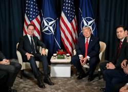 El presidente de Estados Unidos, Donald Trump (centro-derecha), habla con el secretario general de la OTAN, Mark Rutte (izquierda), durante el Foro Económico Mundial (FEM), celebrado en Suiza.