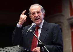 Fotografía de archivo del 17 de octubre de 2013 que muestra al expresidente de Ecuador Rodrigo Borja hablando en un evento, en Ciudad de México.