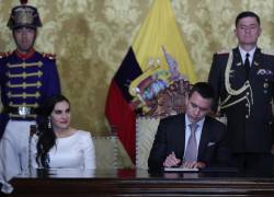 El presidente de Ecuador, Daniel Noboa (d), junto a la vicepresidenta, Verónica Abad (i), firma un documento durante un acto protocolario en el Palacio de Carondelet luego de ser investido en la Asamblea Nacional como jefe de Estado en reemplazo de Guillermo Lasso.