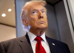 El presidente de Estados Unidos, Donald Trump, habla con los medios a bordo del Air Force One durante un vuelo de Dover.