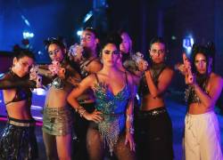 Fotografía cedida por Sony Music que muestra a la argentina Lali Espósito (c) en la grabación del videoclip de la canción Cómprame un brishito.