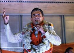 Rodrigo Paz pronuncia un discurso ante sus simpatizantes tras conocerse los resultados de la segunda vuelta presidencial en La Paz.