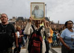 Personas participan en una misa por la salud del Papa Francisco este lunes, en la Plaza Constitución en Buenos Aires.