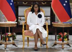 La presidenta interina de Venezuela, Delcy Rodríguez, observa durante la ceremonia de firma de un acuerdo entre Chevron Venezuela y el gobierno nacional en el Palacio de Miraflores en Caracas el 13 de abril.