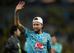 El delantero brasileño Neymar saluda a los aficionados al finalizar el partido amistoso internacional entre Brasil y Panamá en el estadio Maracaná.