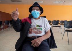 Baltazar Ushca, conocido como El último hielero del Chimborazo, reacciona luego de recibir la segunda dosis de la vacuna contra la covid-19 .