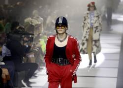 Una modelo presenta la colección otoño/invierto 2022-2023 de la firma Gucci.