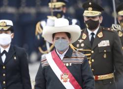 Congresistas de tres partidos de derecha de Perú presentaron el jueves ante el Parlamento un pedido de destitución del presidente izquierdista Pedro Castillo.