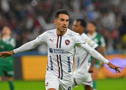 El delantero argentino #09 de Liga de Quito, Lisandro Alzugaray, celebra su penal y el segundo gol de su equipo durante la semifinal de la Copa Libertadores.