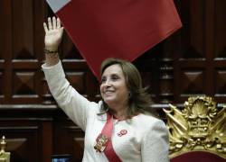 Presidenta de Perú, Dina Boluarte, saludando en el Congreso, en Lima (Perú).