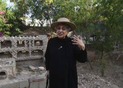 En esta imagen tomada el 4 de mayo de 2023, la arquitecta Yasmeen Lari, directora de la Heritage Foundation of Pakistan, habla durante una entrevista con AFP en su jardín en Karachi.