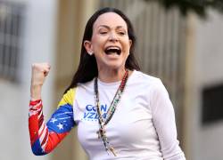 La líder opositora venezolana, María Corina Machado, hace un gesto a sus partidarios durante una protesta convocada por la oposición en vísperas de la toma de posesión presidencial, en Caracas el 9 de enero de 2025.