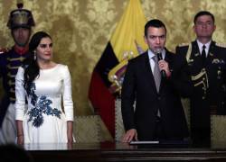 El presidente de Ecuador, Daniel Noboa (d), junto a la vicepresidenta, Verónica Abad (i), habla durante el acto de nombramiento de su Gabinete.