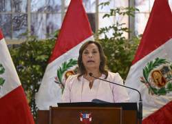 La presidenta de Perú, Dina Boluarte, pronuncia un discurso durante una ceremonia que promulga una ley de amnistía para el personal militar y policial procesado por violaciones de derechos humanos en el Palacio de Gobierno en Lima el 13 de agosto de 2025.