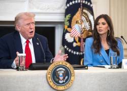 Fotografía de archivo del 8 de octubre de 2025 que muestra al presidente de Estados Unidos, Donald Trump, hablando junto a la secretaria del Departamento de Seguridad Nacional, Kristi Noem (d), en la Casa Blanca en Washington (EE.UU.).