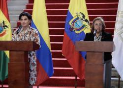 La canciller de Ecuador, María Gabriela Sommerfeld (i), y la canciller de Colombia, Rosa Yolanda Villavicencio.