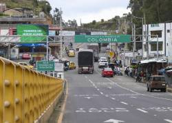 Fotografía que muestra vehículos de carga este jueves, en el zona fronteriza de Colombia con Ecuador en Rumichaca (Ecuador).