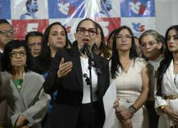 La excandidata presidencial del movimiento Revolución Ciudadana, Luisa González. habla durante una conferencia de prensa en Quito el 28 de enero de 2026.