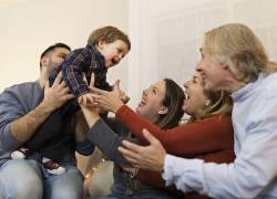 Familia reunida sonriendo.