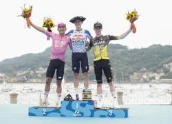 Richard Carapaz, Remco Evenepoel y Ben Tullet, en la premiación de la Clásica San Sebastián.