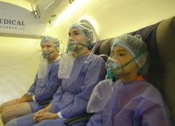 Cada sesión dura alrededor de una hora, tiempo en el cual los pacientes reciben oxígeno puro dentro de la cámara hiperbárica.