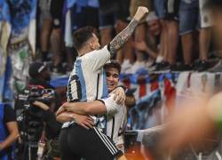 Lionel Messi celebra con Julián Álvarez el triunfo de Argentina ante Australia.