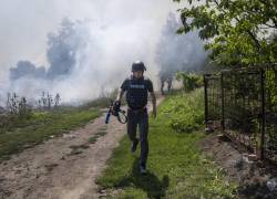 Dispuestos a ser bombardeados: ucranianos arriesgan sus vidas para recibir ayuda alimentaria