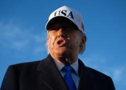 El presidente de Estados Unidos, Donald Trump, habla con periodistas antes de abordar el Air Force One.