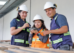 La minería industrial significa para las comunidades alejadas donde se realizan las actividades mineras, una fuente -o quizás la única- de empleo formal.