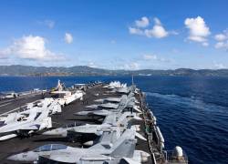 Esta fotografía proporcionada por la Marina de los EE. UU. muestra al portaaviones USS Gerald R. Ford (CVN 78) llegando a St. Thomas, Islas Vírgenes de los EE. UU., el 1 de diciembre de 2025.