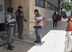 Guardias de seguridad trabajan frente a la Superintendencia de Valores y Compañías de Seguros en Guayaquil.