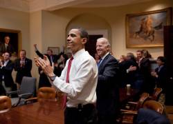 Fotografía cedida por The White House/Pete Souza y fechada el 21 de marzo de 2021 de Barack Obama y el vicepresidente Joe Biden en una reunión, en Washington (EE. UU).
