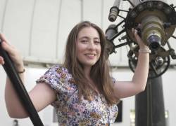 La astrónoma chilena Teresa Paneque, de 26 años, posa para un retrato junto a un telescopio en el Observatorio Astronómico Nacional de Chile en Santiago el 16 de noviembre de 2023.