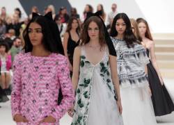 Modelos presentan la creación de la diseñadora Virginie Viard para Chanel, la colección de Haute Couture, Fall/Winter 2022/2023.