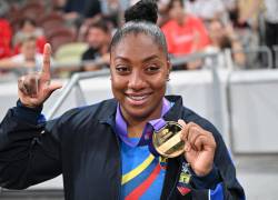 La atleta ecuatoriana Juleisy Angulo, medallista de oro, celebra tras la final de lanzamiento de jabalina femenina durante el Campeonato Mundial de Atletismo en Tokio.
