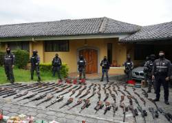 En un domicilio de Cumbayá, en Pichincha, mediante el operativo denominado Arsenal, comandado por Galo Erazo, Director Nacional de Investigación, fueron encontradas: 75 armas largas y 33 cortas, 11 prendas para cargar municiones , pólvora y municiones.