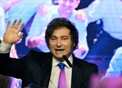 El presidente de Argentina, Javier Milei, saluda a sus seguidores en la sede del partido gobernante La Libertad Avanza, tras conocerse los resultados de las elecciones legislativas.