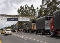 Camiones hacen fila para cruzar el Puente Internacional Rumichaca en la frontera entre Colombia y Ecuador, en Ipiales, departamento de Nariño, Colombia, el 21 de enero de 2026.