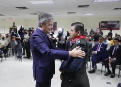 El presidente de la República, Guillermo Lasso, entregó –con carácter honorífico- la Condecoración ‘Al Valor´, al Sargento Segundo (Sgos.) Raúl Antonio Wong Alvarado.