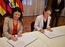 La viceministra de Cooperación Internacional Angélica Arias (I) encabezó la delegación ecuatoriana que firmó el acuerdo bilateral.