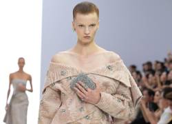 Una modelo presenta una de las creaciones de Fendi durante la pasarela Women's Haute-Couture Fall/Winter 2023/2024 de la marca, que se realizó en la Semana de la Moda en París el 6 de julio del 2023.