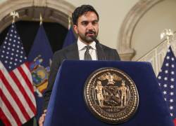 El alcalde de la ciudad de Nueva York, Zohran Mamdani, habla durante una conferencia de prensa junto a la fiscal general de Nueva York, Letitia James.