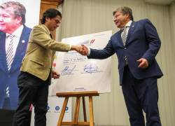 El viceministro de Electricidad y Energía Renovables de Ecuador, Fabián Calero (I), y el rector de la Escuela Politécnica Nacional, Tarquino Sánchez.