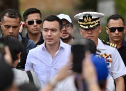 El presidente de Ecuador, Daniel Noboa (C), llega al Festival de la Independencia de Guayaquil en el Centro Cívico de Guayaquil, Ecuador, el 8 de octubre de 2025.