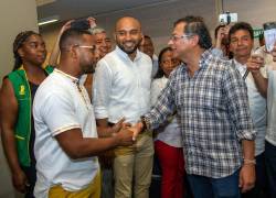 Fotografía cedida por la Presidencia colombiana que muestra al mandatario de Colombia, Gustavo Petro (d), mientras se reúne con líderes de la región hoy, en Buenaventura (Colombia).