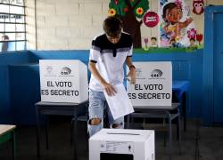 Joven deposita su papeleta de votación en una escuela fiscal de Guayaquil.