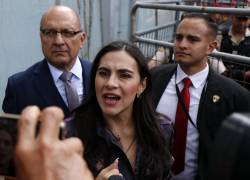 La vicepresidenta de Ecuador, Verónica Abad (C), habla acompañada de su padre, Alberto Abad (I).