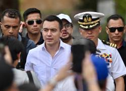 El presidente de Ecuador, Daniel Noboa (C), llega al Festival de la Independencia de Guayaquil en el Centro Cívico de Guayaquil, Ecuador, el 8 de octubre de 2025.