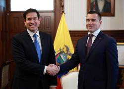 Fotografía cedida por la Presidencia de Ecuador del presidente de Ecuador, Daniel Noboa (d), saludando al secretario de Estado de Estados Unidos, Marco Rubio, durante una reunión este jueves, en Quito.